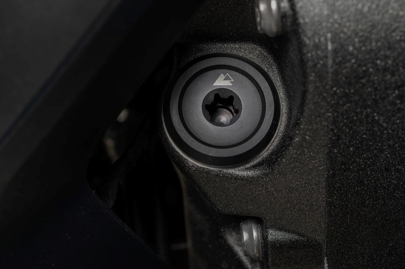 Кришка маслозаливної горловини з внутрішнім шестилопатевим профілем для BMW R1300GS/ Adventure від Touratech.