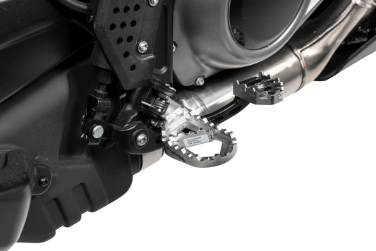 Преміальні довгі підніжки *Works*, занижені для Harley-Davidson RA1250 Pan America від Touratech.