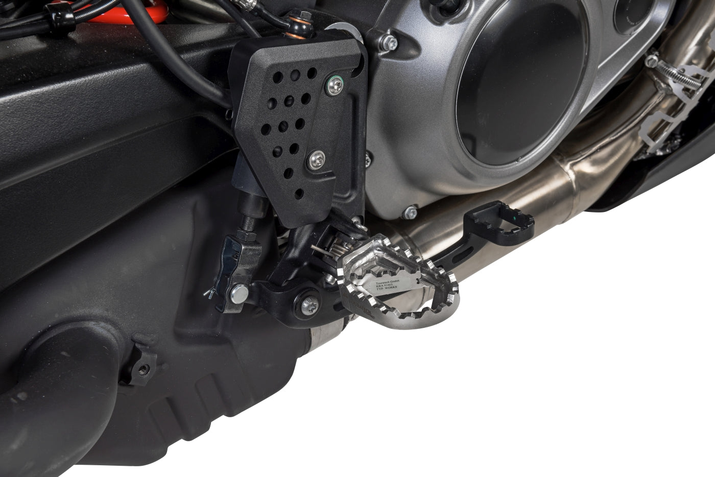 Преміальні підніжки "Works" для далеких подорожей для Harley-Davidson RA1250 Pan America від Touratech.