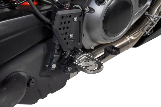 Преміальні підніжки "Works" для далеких подорожей для Harley-Davidson RA1250 Pan America від Touratech.